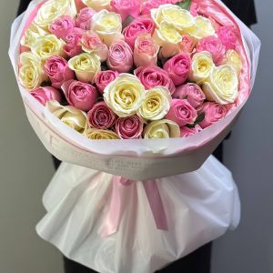 Букет из 51 розы микс в нежных тонах (Кения) 40 см в упаковке