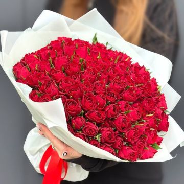 Букет из 101 красной розы (Кения) в упаковке