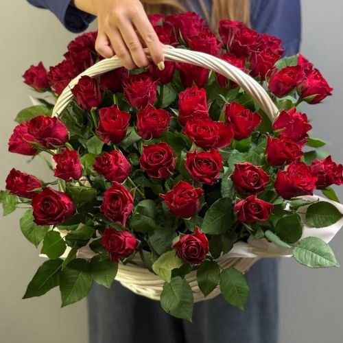 Корзина из 51 красной розы (Кения)