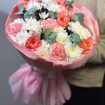 Букет из пионовидных роз, хризантем и диантусов с эвкалиптом
