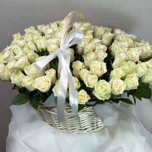 Композиция из 101 белой розы в корзине (Кения)