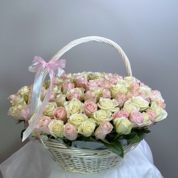 101 белая и розовая розы (Кения) 40 см в корзине N