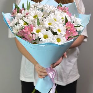 5 кустовых хризантем "ромашковых" и 4 розовые альстромерии N