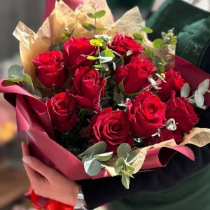 11 красных роз (Эквадор) 60 см с эвкалиптом