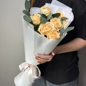 7 персиковых роз 50 см с эвкалиптом
