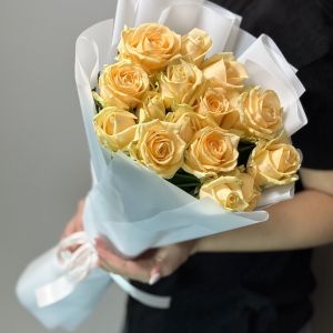 15 персиковых роз 50 см