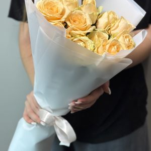 11 персиковых роз 50 см
