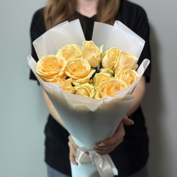11 персиковых роз 50 см