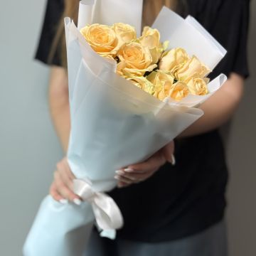 11 персиковых роз 50 см