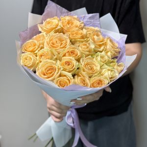 25 персиковых роз 50 см