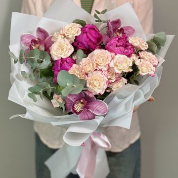 Букет из пионов, орхидей, кустовых роз и эвкалипта