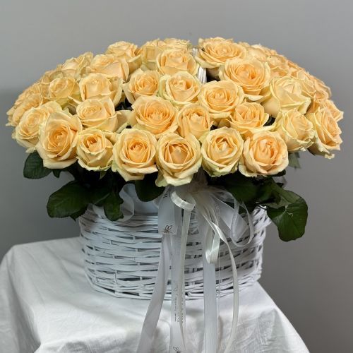 Корзина из 51 кремовой розы (Россия)