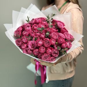 21 кустовая пионовидная роза с эвкалиптом
