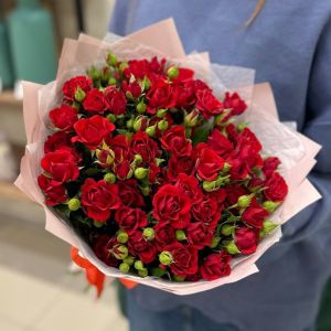 11 красных кустовых роз