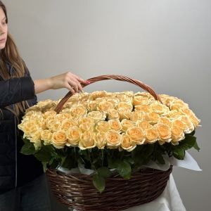 101 персиковая роза в корзине