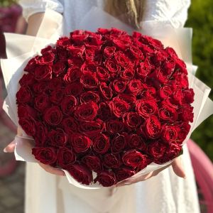 101 красная роза (Кения) 40 см в упаковке