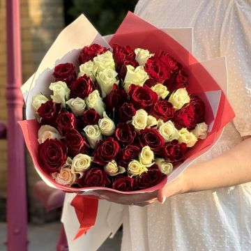 Букет из 51 белой и красной розы (Кения) 30- 40 см
