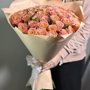 Букет из 51 розы (розово-персикового оттенка) 50 см (Россия)