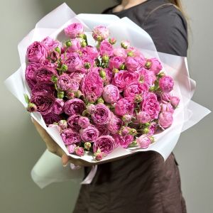 Букет из 25 пионовидных кустовых роз ( Россия 40см) в упаковке
