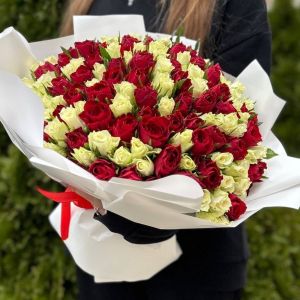 Букет из 151 красной и белой розы 40 см (Кения) в упаковке