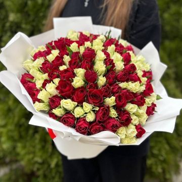 Букет из 151 красной и белой розы 40 см (Кения) в упаковке
