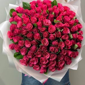 Букет из 101 малиновой розы (Кения) 40 см в упаковке
