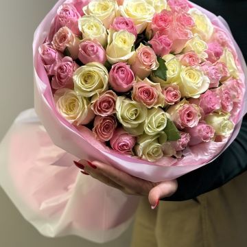 Букет из 51 розы микс в нежных тонах (Кения) 40 см в упаковке