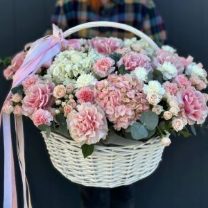 Композиция в корзине из гортензий , французских роз и диантусов